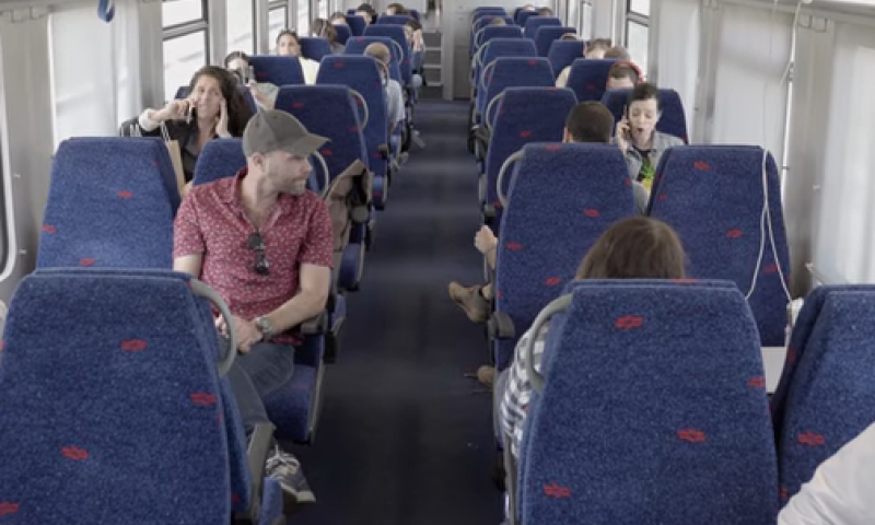 למה אני לא מעיר לאדם שצועק לידי ברכבת?