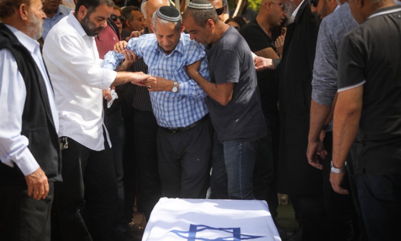 אלפי משתתפים בהלוויית הקצין שנרצח בשומרון