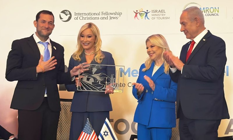 יועצת בכירה לטראמפ קיבלה תחריט מהשומרון במעמד ראש הממשלה