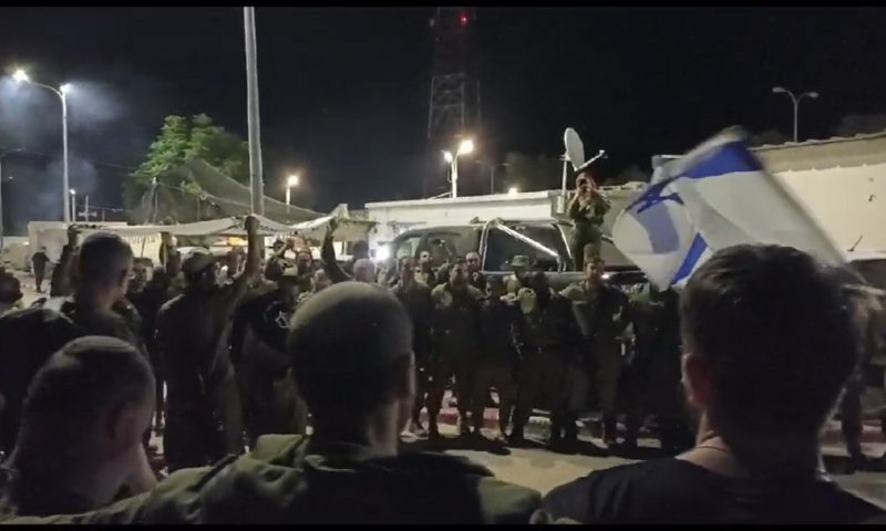 מרגש: הכנסת ספר תורה בבסיס שהותקף ע"י חמאס