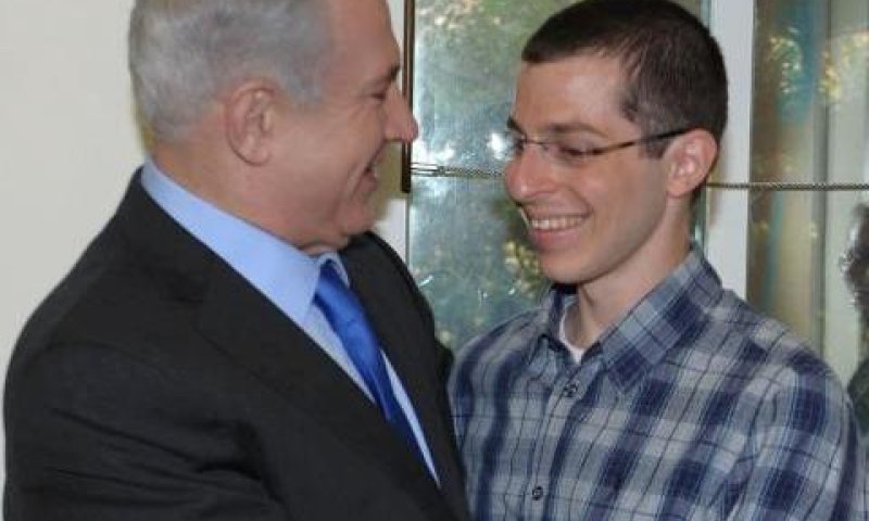 חג חירות ראשון: ראש הממשלה נפגש עם גלעד שליט