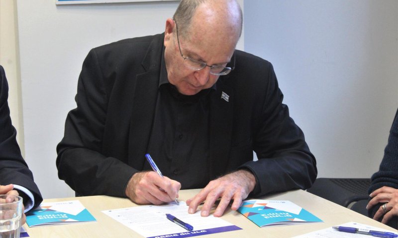 בוגי יעלון חתם: שינוי בסטטוס קוו הדתי בישראל