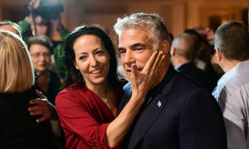 לפיד: זה לא הישג לגרום לאשת ראש הממשלה לבכות