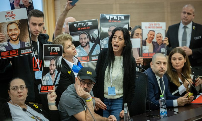 "משתיקים משפחות חטופים": עינב צנגאוקר לא הורשתה להיכנס לכנסת