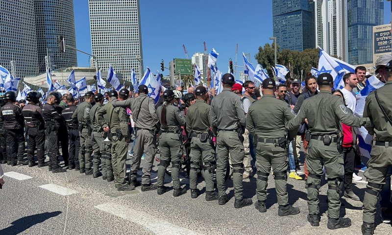 צפו: כך מנסה המשטרה למנוע את חסימת איילון