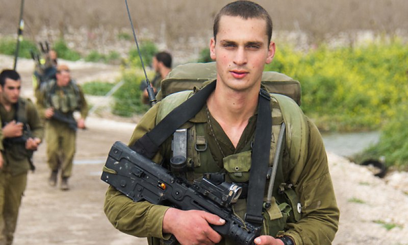 'לא רציתי להיות בצל שלו': דוד שראל סיים קורס קצינים