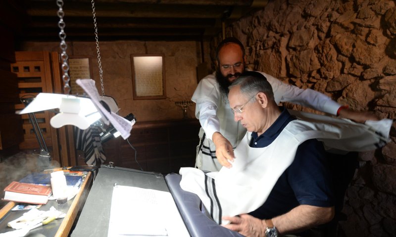 מתחזק: נתניהו עם טלית-קטן כותב ספר תורה