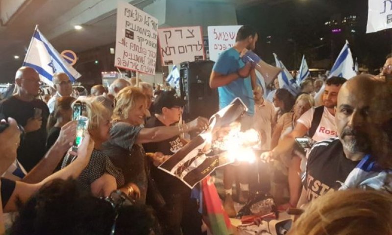 סערה בהפגנת דרום ת"א: שרפו את תמונת השר דרעי