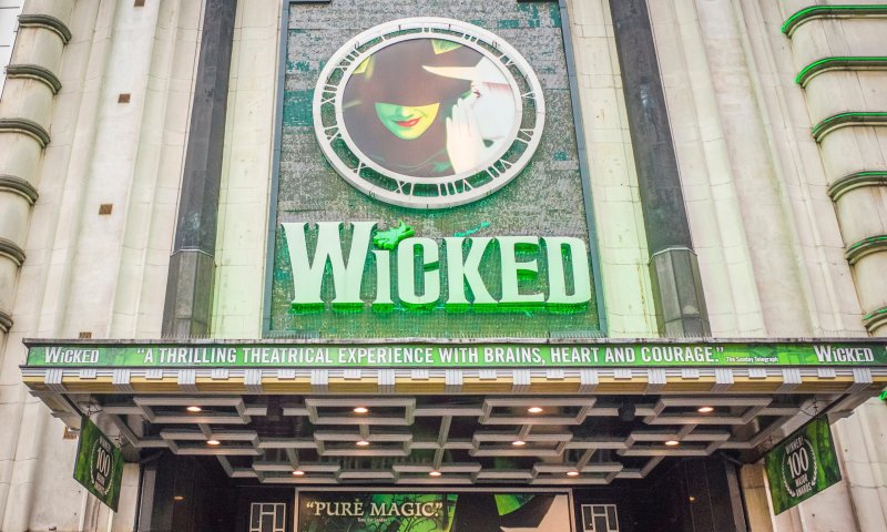 "מרשעת": הפריקוול של הקוסם מארץ עוץ מגיע לקולנוע