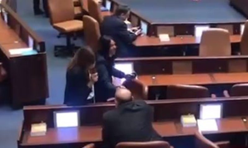 צפו: רגב ועבאס חוגגים את הנצחון בהצבעה