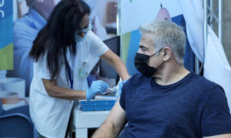 לפיד אחרי החיסון: ככל שיותר יתחסנו, פחות ימותו