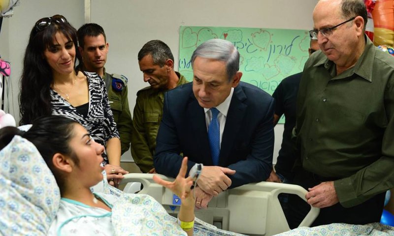 "המחבלת קפצה עליי ודקרה אותי בגרון"