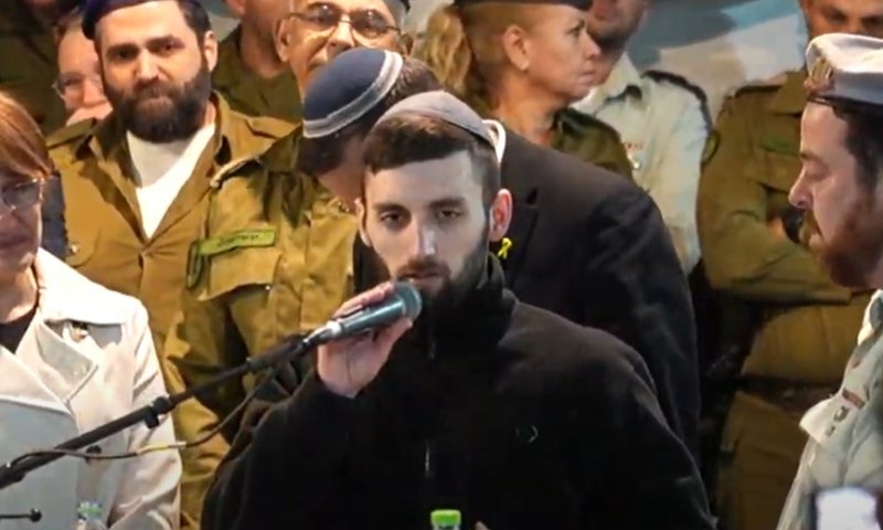 "בקושי עומד על הרגליים": מתן אנגרסט בהספד בהלוויית מפקדו