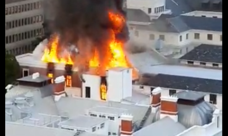 דרום אפריקה: שריפת ענק פרצה בבניין הפרלמנט