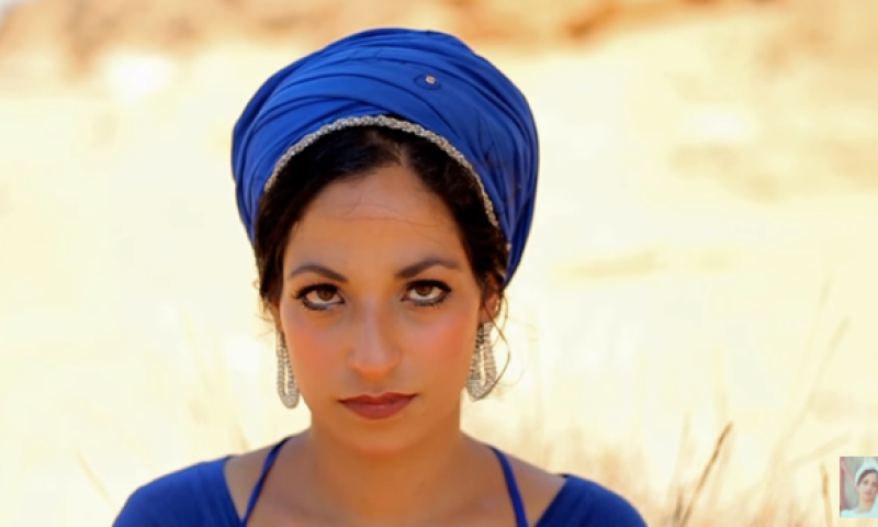 'יום אחד': הזמרת הסרוגה מבית אל בסינגל חדש