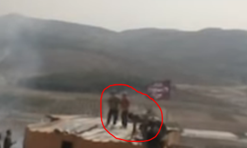 צפו: שוטרים עלו לפנות נערים ונפלו איתם מהגג