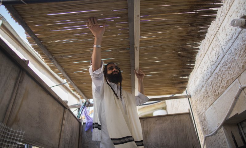 אחת ולתמיד: מדוע חסידי חב"ד לא ישנים בסוכה?