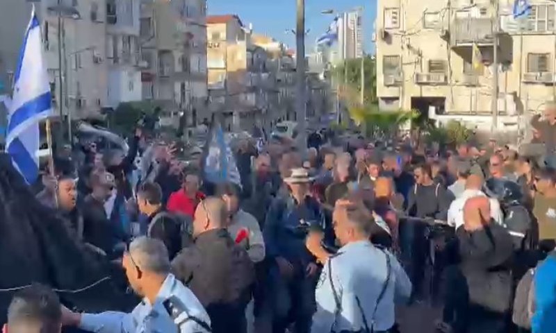 צפו: עימות פיזי בין שוטרים למפגינים בבני ברק