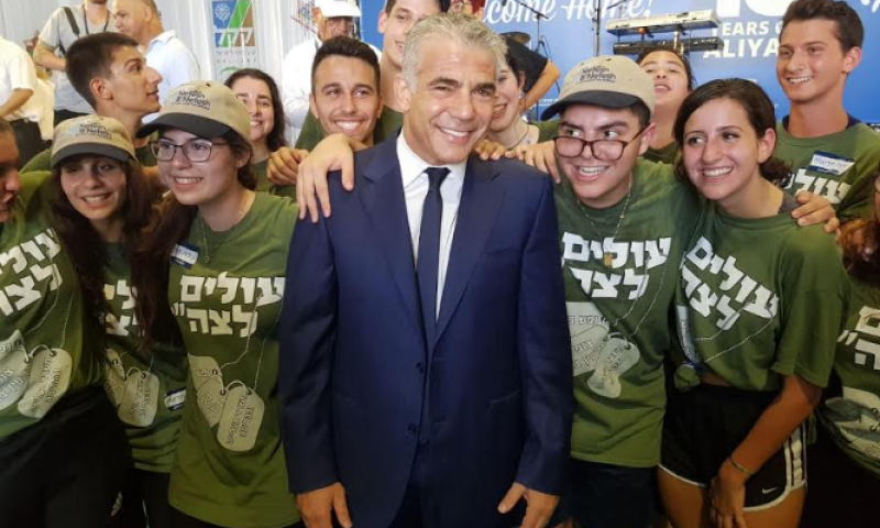 לפיד הגיע לנתב"ג וריגש את העולים החדשים