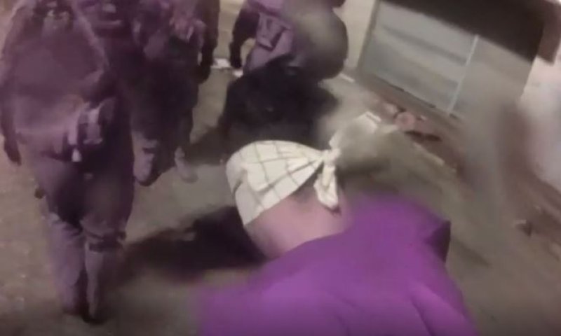 תיעוד דרמטי: לוחמי צה"ל שולפים מחבל מביתו. צפו