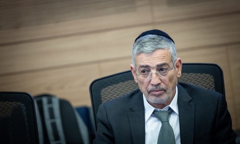 מנכ"ל משרד הדתות "אל תפיצו המודעות על אמצעי המניעה"