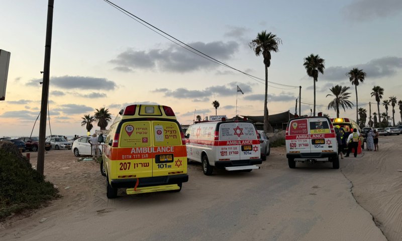 טביעה בחוף מכמורת: שניים פונו במצב קשה