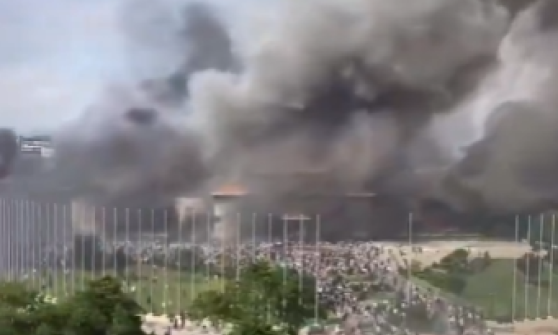 הפיכה בשידור חי: מפגינים בנפאל פרצו לפרלמנט והעלו אותו באש