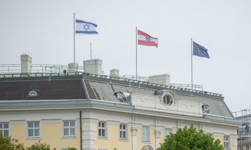 חיזוק מאוסטריה: דגל ישראל הונף על גג לשכת הקנצלר