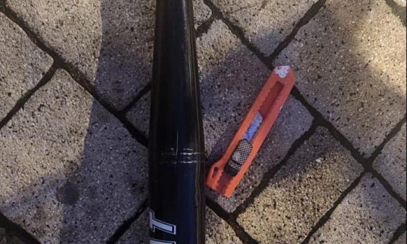 בן 20 נעצר בנתניה: ניסה להסליק אלת בייסבול למגרש