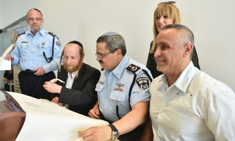 אבא של הדר כהן פתח את ס"ת לזכר חללי המשטרה