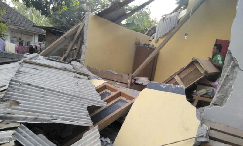 אינדונזיה: לפחות 10 הרוגים ו-40 פצועים ברעידת אדמה