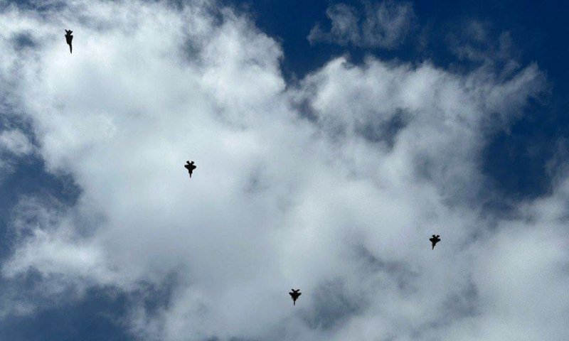 תמונת היום: מטוסי קרב טסים מעל הלוויית נסראללה