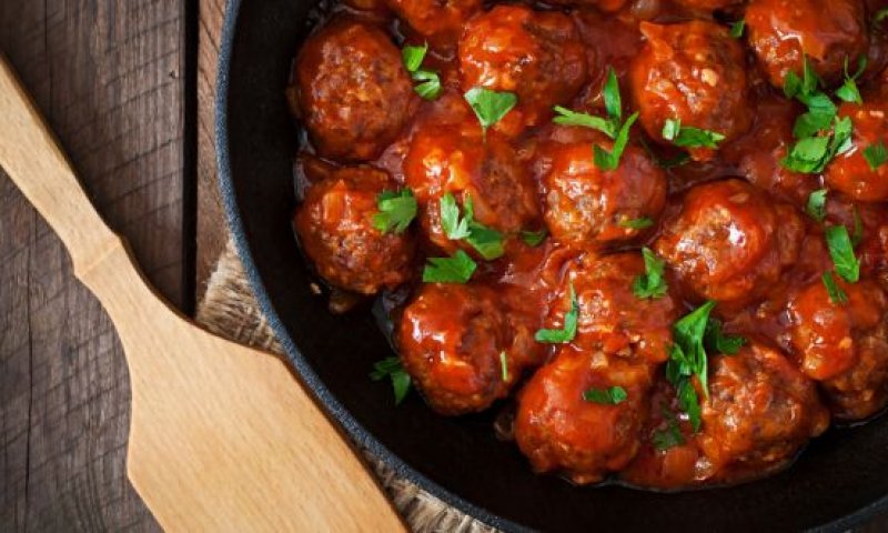 תכינו את החלות: מתכון לקציצות דגים ברוטב עשיר