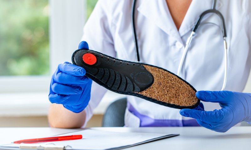 כאבי רגליים וגב? כך תבחרו מדרסים אורתופדיים