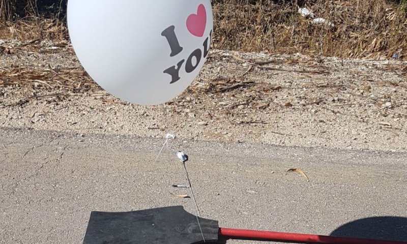 צפו: חבלני המשטרה ניטרלו ״בלון נפץ״ בעוטף עזה