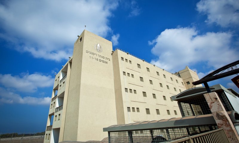 ללא התרעה: שב"ס פרץ לאחד האגפים בכלא רימונים