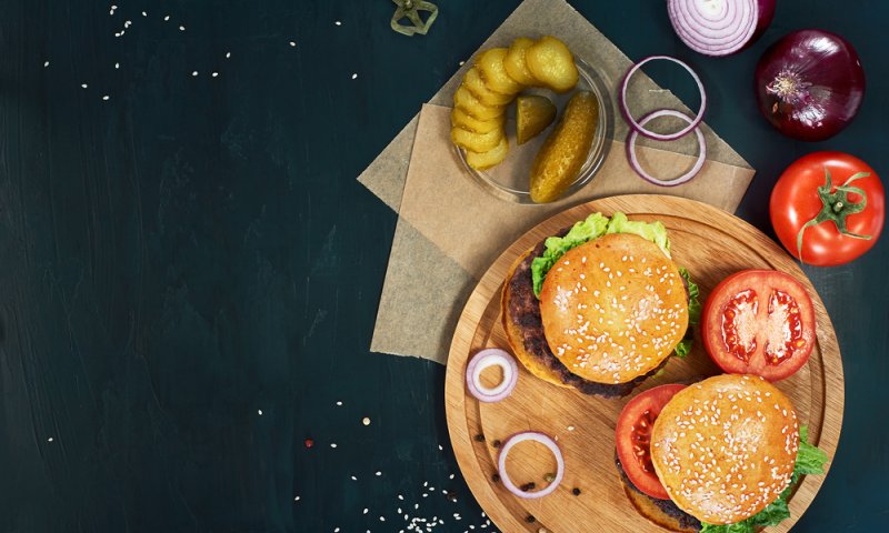 יום שכולו המבורגר: מתכון שתשמחו לאמץ היום