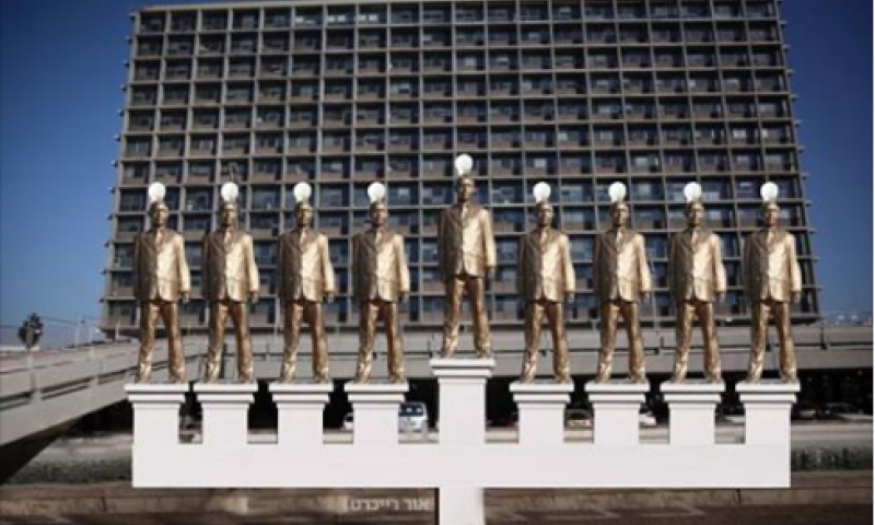 כל סטטוס זהב: הגולשים לא מפספסים את פסל ביבי בכיכר