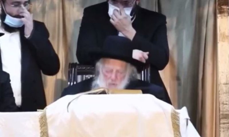 צפו: מדוע המצלמה הוסטה בפתאומיות מהרב קנייבסקי?