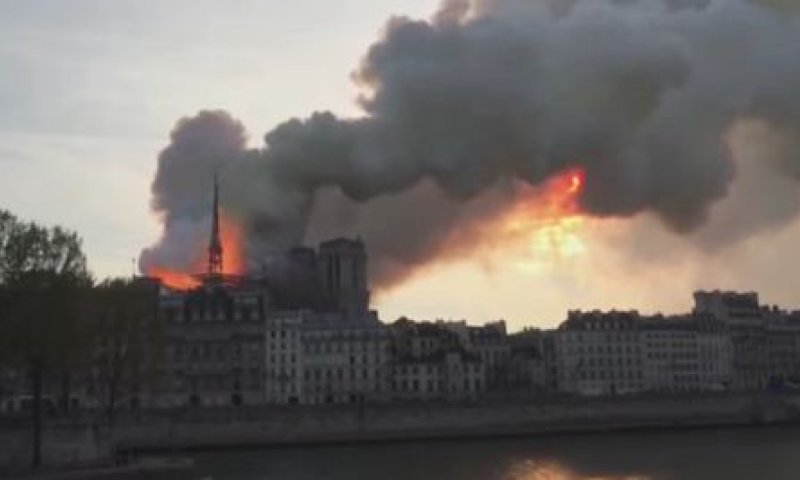 הלם בצרפת: הושגה שליטה על האש בכנסיית נוטרדאם