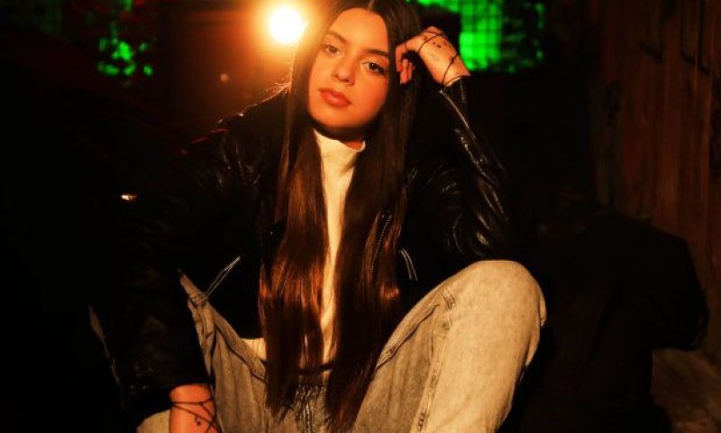 צפו: מיקה משה, פיינליסטית בית ספר למוזיקה בשיר חדש