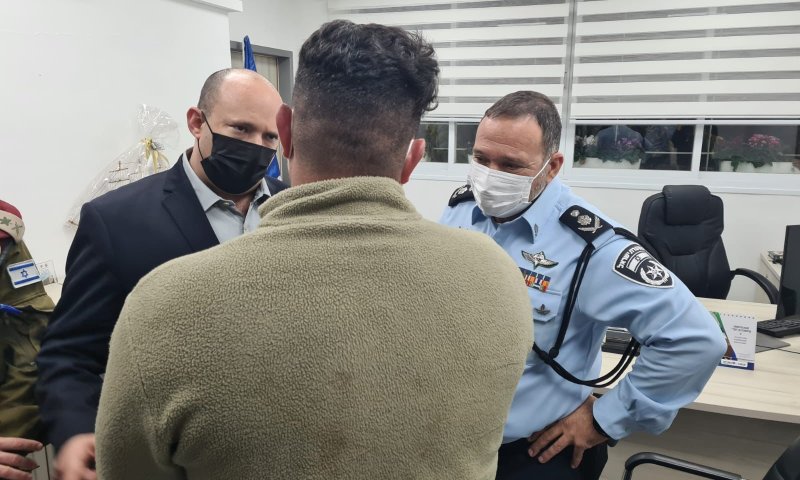 בנט שוחח עם הלוחם שחיסל את המחבלים בפיגוע בחדרה