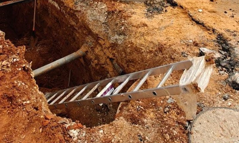 אסון בהוד השרון: פועל נהרג לאחר שנלכד בבור באתר בנייה