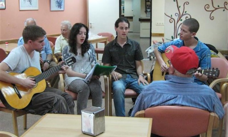 שירות לאומי: משמחים קשישים דרך המוזיקה