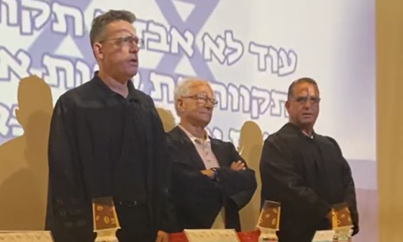 צפו: הפרופסור לא שר את המנון 'התקווה'