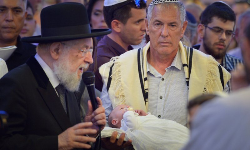 דאגה באירופה: האם ייאסר לערוך ברית מילה?