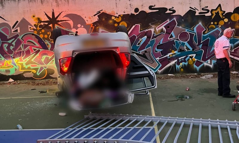 אשדוד: רכב נפל לתוך חצר בית ספר