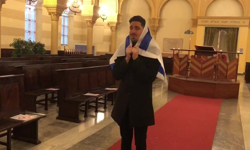 מיכאל בן דוד שר "אבינו מלכנו" בבית כנסת באיטליה