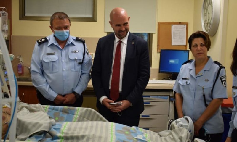 אמיר אוחנה ביקר שוטר שנפצע בפעילות מבצעית