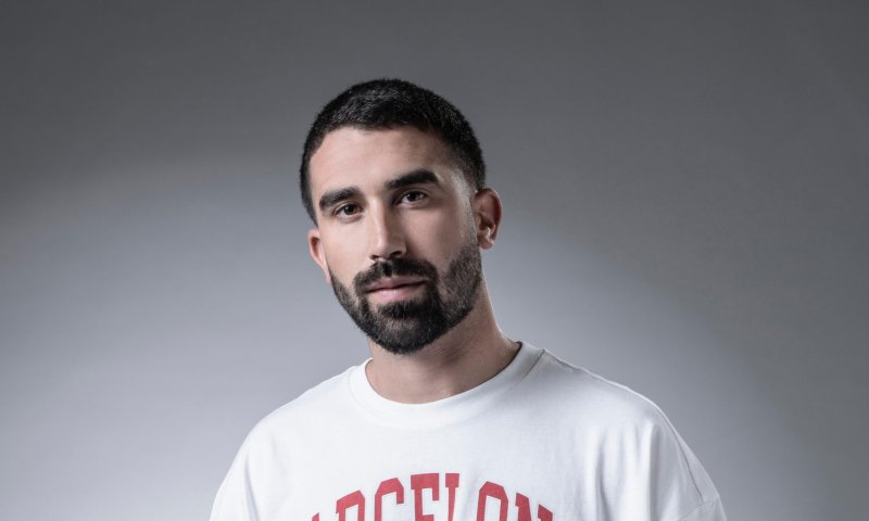 לקראת מופע ראשון בקיסריה: הזמר בן צור בשיר חדש